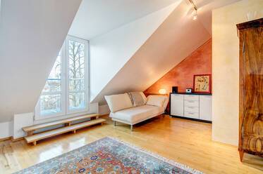 Appartement sous les toits beau et meublé à Berg am Laim