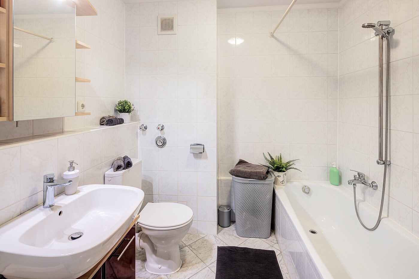 Appartement avec 2 pièces | 70206 | Bad mit Badewanne