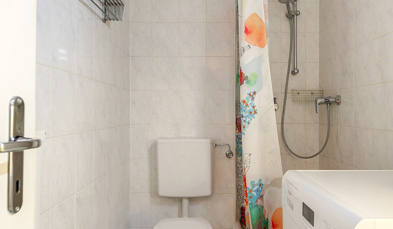 Appartement au rez-de-chaussée avec 1 pièce | München-Nymphenburg | 2203ML1 | Duschbad mit Waschtrockner