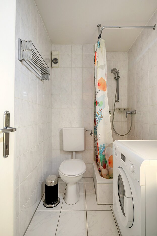 Appartement au rez-de-chaussée avec 1 pièce | München-Nymphenburg | 2203ML1 | Duschbad mit Waschtrockner