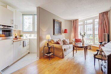 Maxvorstadt : charmant appartement en demi-niveaux avec balcon et place de parking souterraine dans un emplacement de choix - disponible
