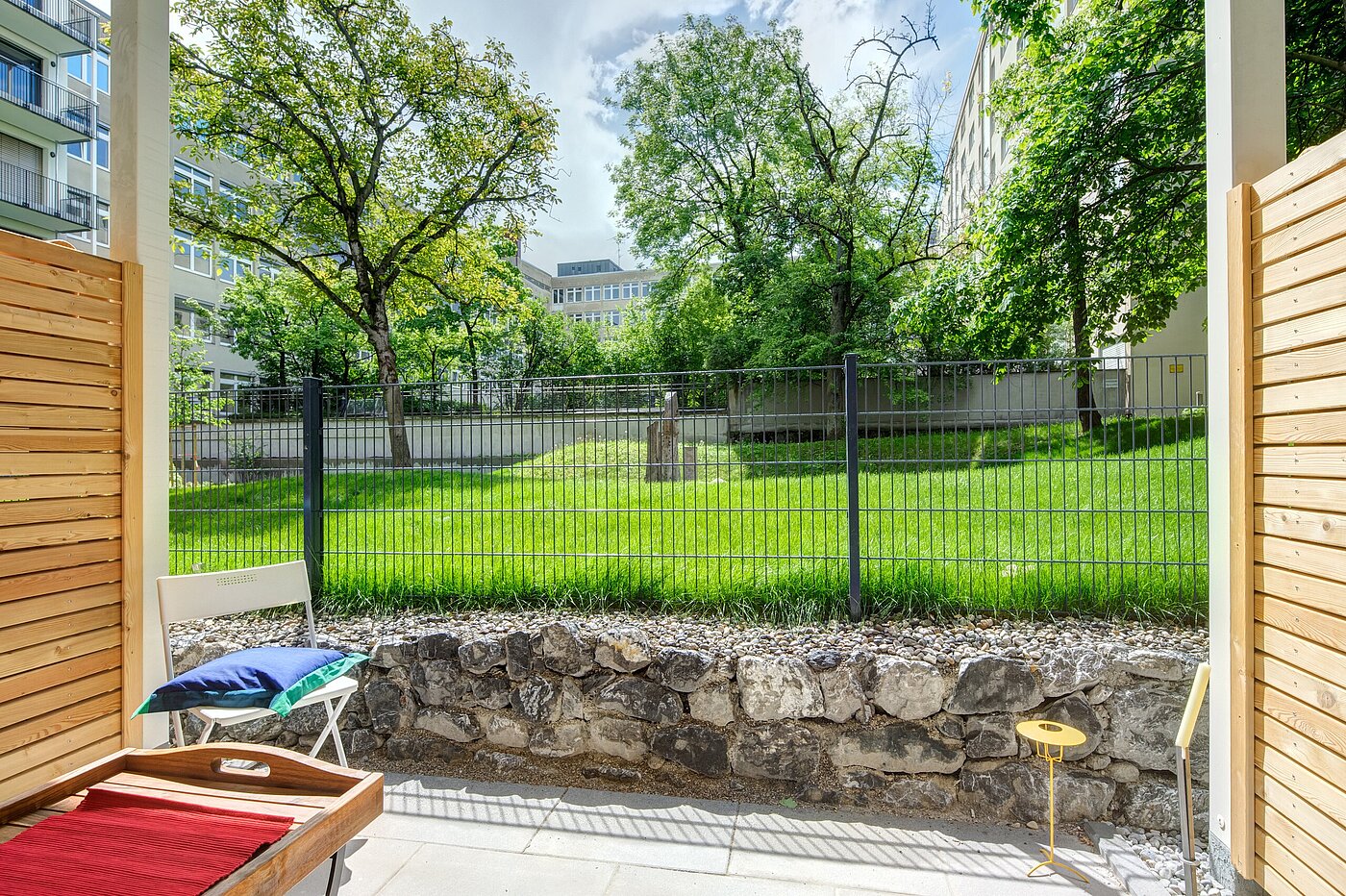 Appartement au rez-de-chaussée avec 1 pièce | München-Bogenhausen | 2301ML3 | Terrasse mit Ausblick im Sommer