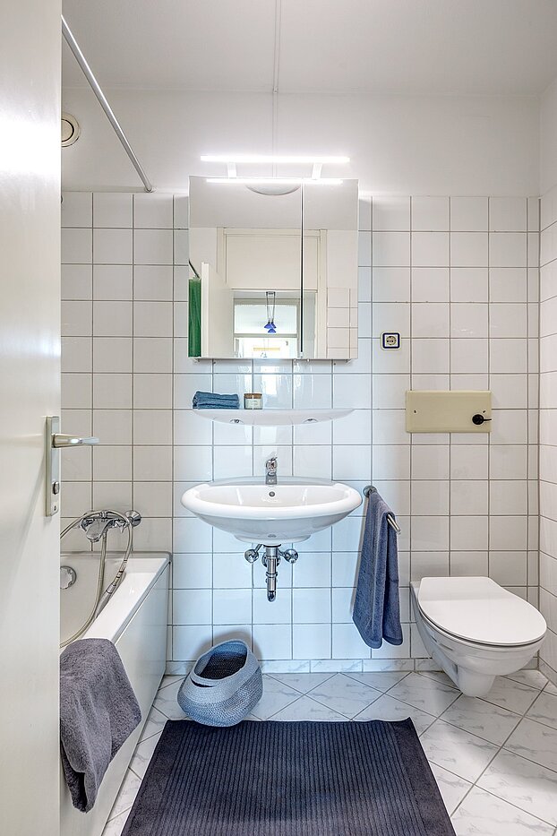 Appartement avec 2 pièces | München-Sendling-Westpark | 2010ML9 | Weiß gefliestes Badezimmer...