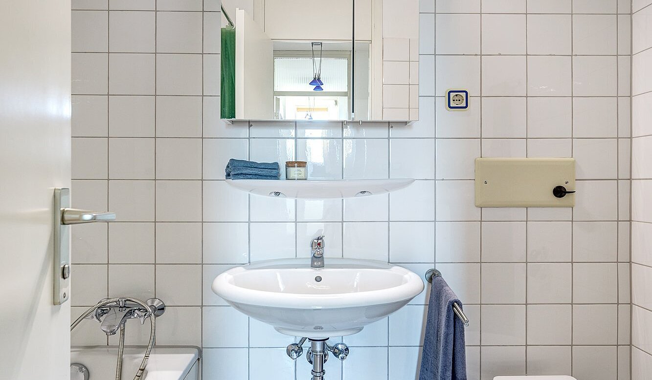 Appartement avec 2 pièces | München-Sendling-Westpark | 2010ML9 | Weiß gefliestes Badezimmer...