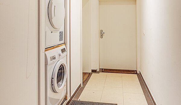 Appartement au rez-de-chaussée avec 4 pièces | München-Neuhausen | 70471 | Gemeinschaftsflur Blickrichtung Eingang