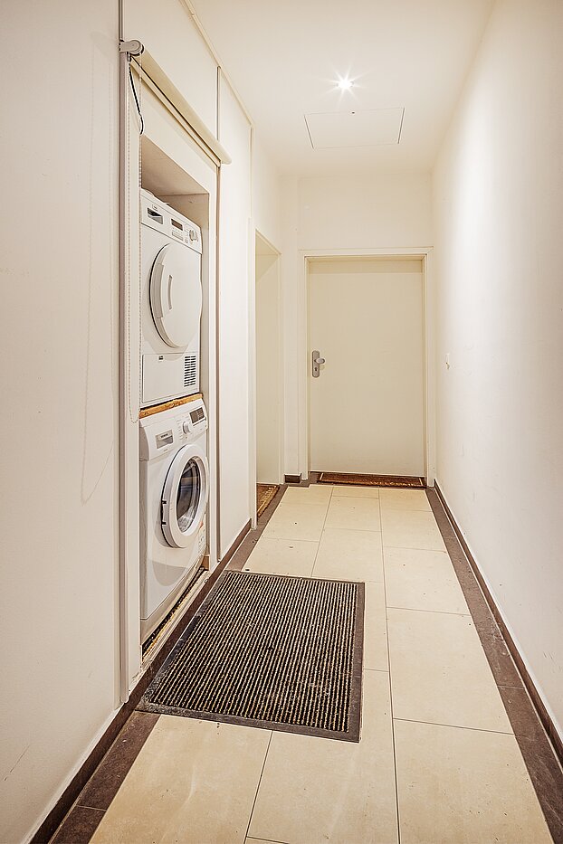 Appartement au rez-de-chaussée avec 4 pièces | München-Neuhausen | 70471 | Gemeinschaftsflur Blickrichtung Eingang