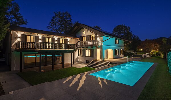 Propriété particulière avec 15 pièces | Bad Wiessee | 701591 | Landhaus mit Außenpool bei Dämmerung