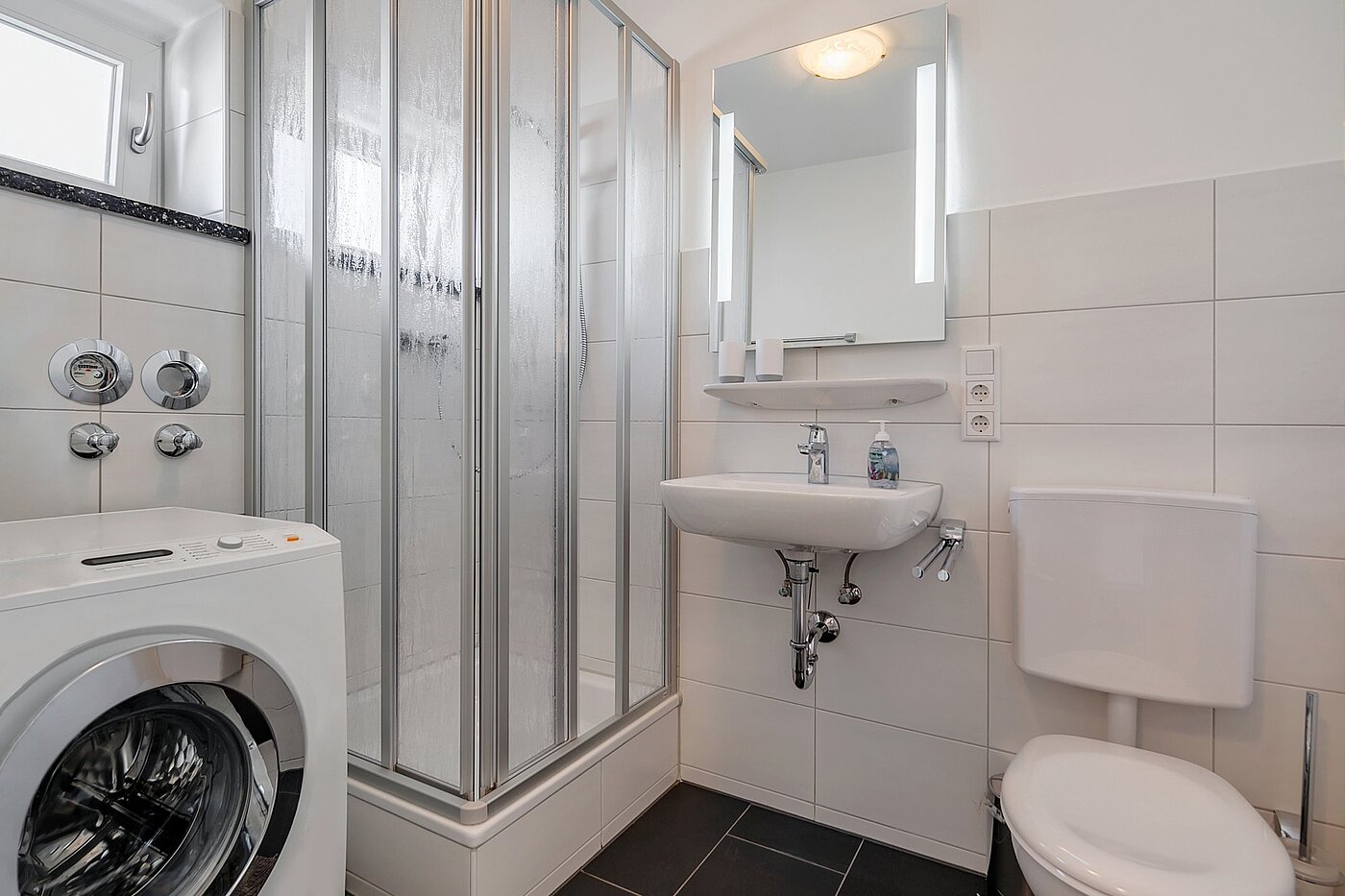 Appartement avec 1 pièce | München-Schwabing | 2105ML1 | ... helles Duschbad