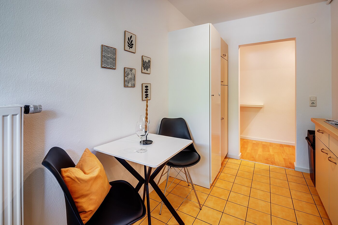 Appartement avec 2.5 pièces | München-Isarvorstadt | 70121 | und kleinem Esstisch