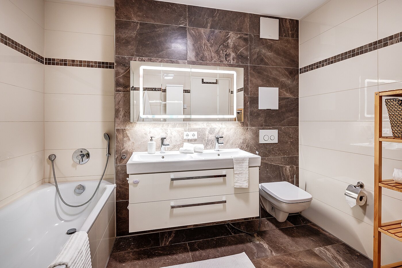 Appartement au rez-de-chaussée avec 3 pièces | Wolfratshausen | 2208ML1 | Geräumiges Badezimmer mit...