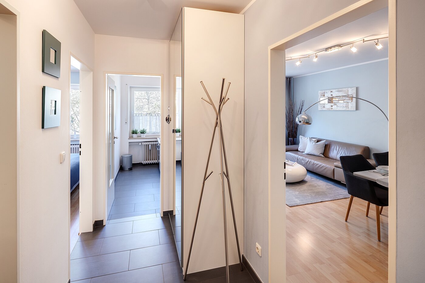 Appartement avec 2 pièces | München-Schwabing | 70013 | ...und Richtung Wohnzimmer, Schlafzimmer und Küche
