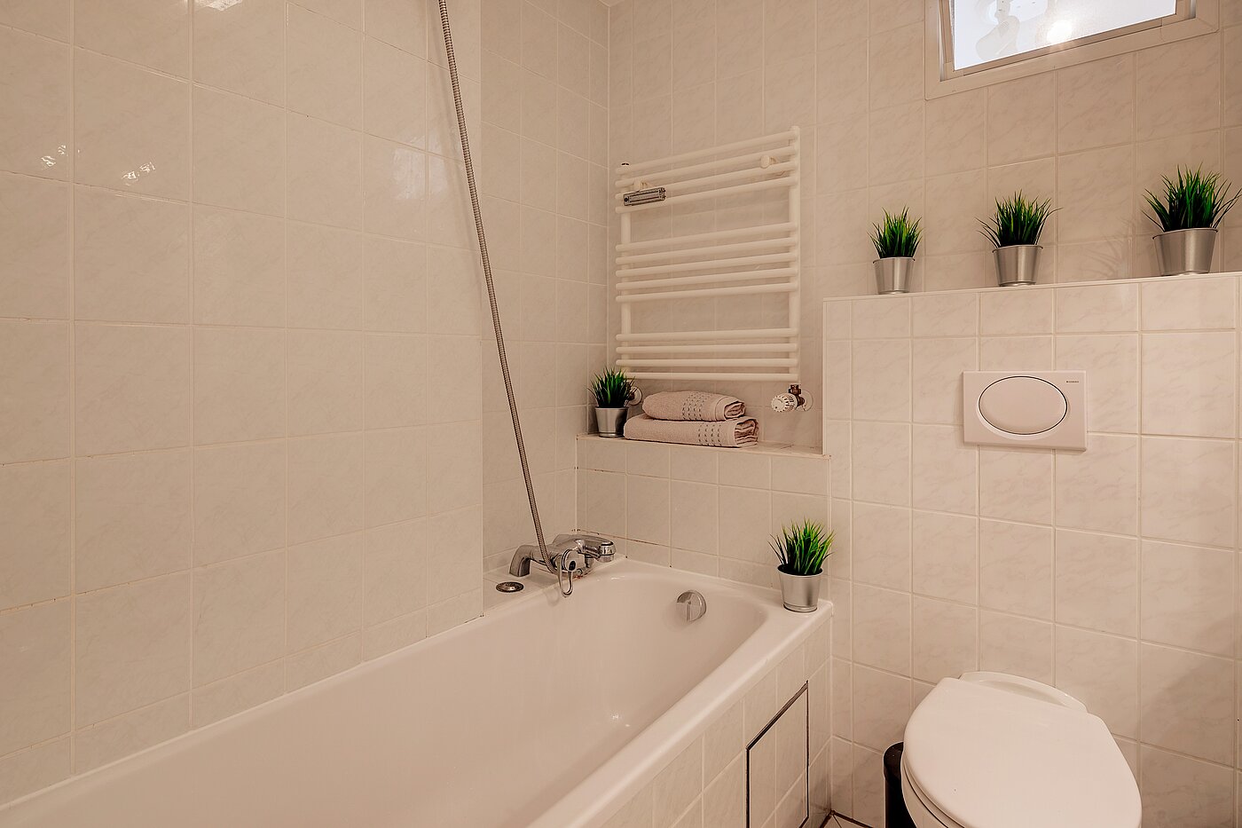 Appartement avec 2 pièces | München-Schwabing | 70130 | ...mit Badewanne und Handtuchheizkörper