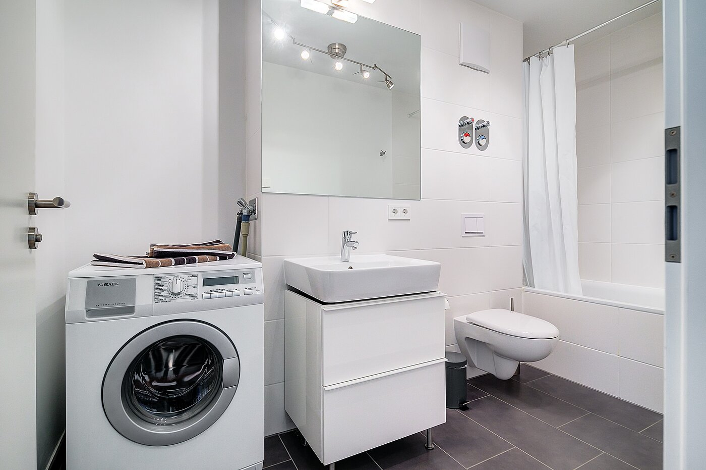 Appartement avec 3 pièces | München-Moosach | 70164 | Badezimmer mit Waschmaschinenanschluss..