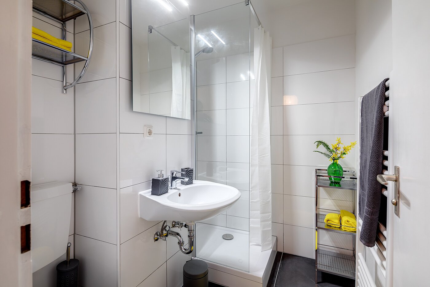 Appartement avec 1 pièce | München-Neuhausen | 2301ML8 | Weiß gefliestes Bad mit Dusche...