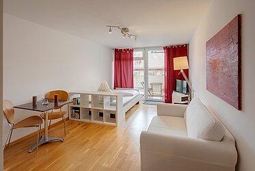 Isarvorstadt: Möbliertes Apartment mit Balkon in Isarnähe