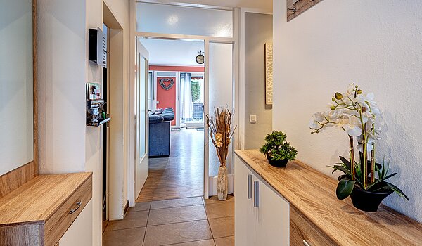 Maison d'angle mitoyenne avec 6 pièces | Germering | 70033 | Diele mit Stellfläche