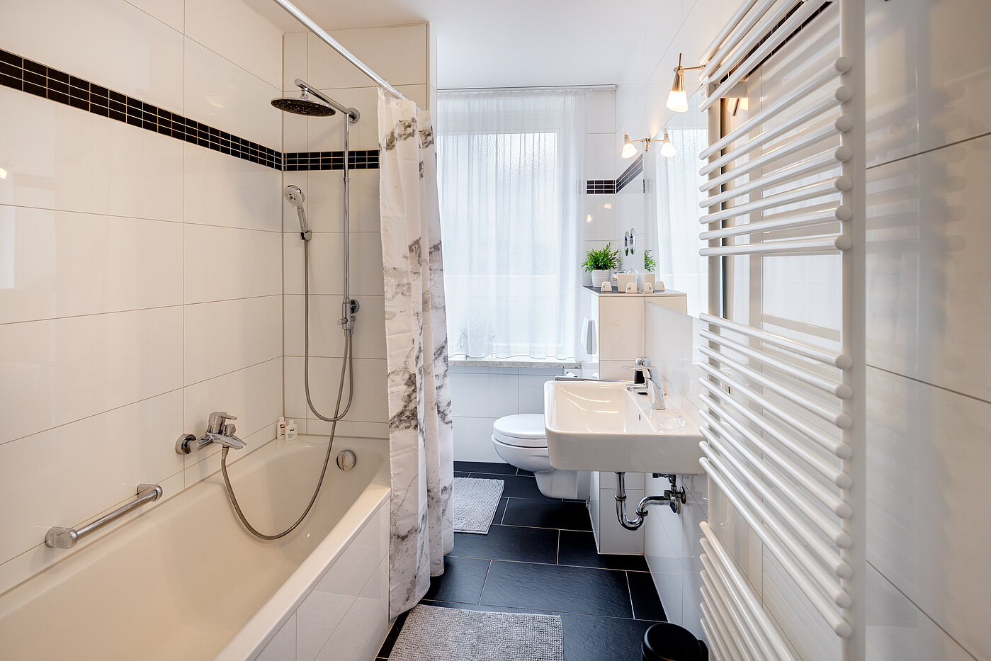 Appartement au rez-de-chaussée avec 2 pièces | 70219 | Modernes Bad...