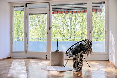 Bogenhausen : appartement de 3,5 pièces adapté aux seniors, dans un cadre verdoyant et au cœur de la ville (disponible)