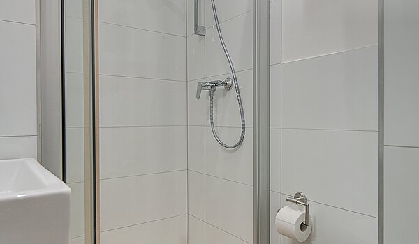 Appartement au rez-de-chaussée avec 4 pièces | München-Neuhausen | 70471 | Weiß gefliestes Badezimmer...