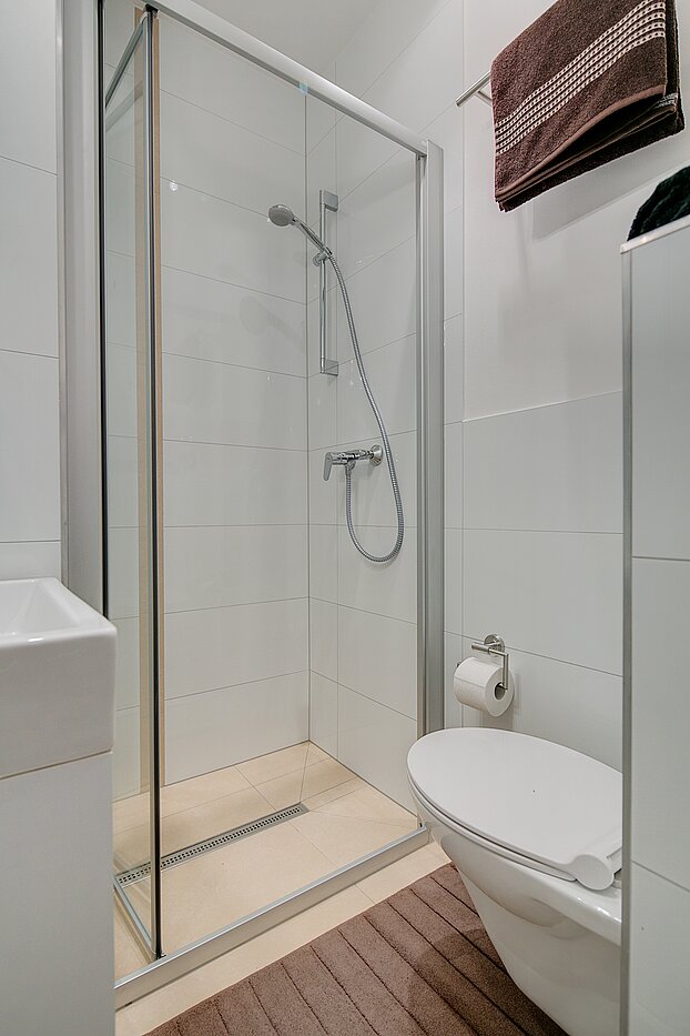 Appartement au rez-de-chaussée avec 4 pièces | München-Neuhausen | 70471 | Weiß gefliestes Badezimmer...