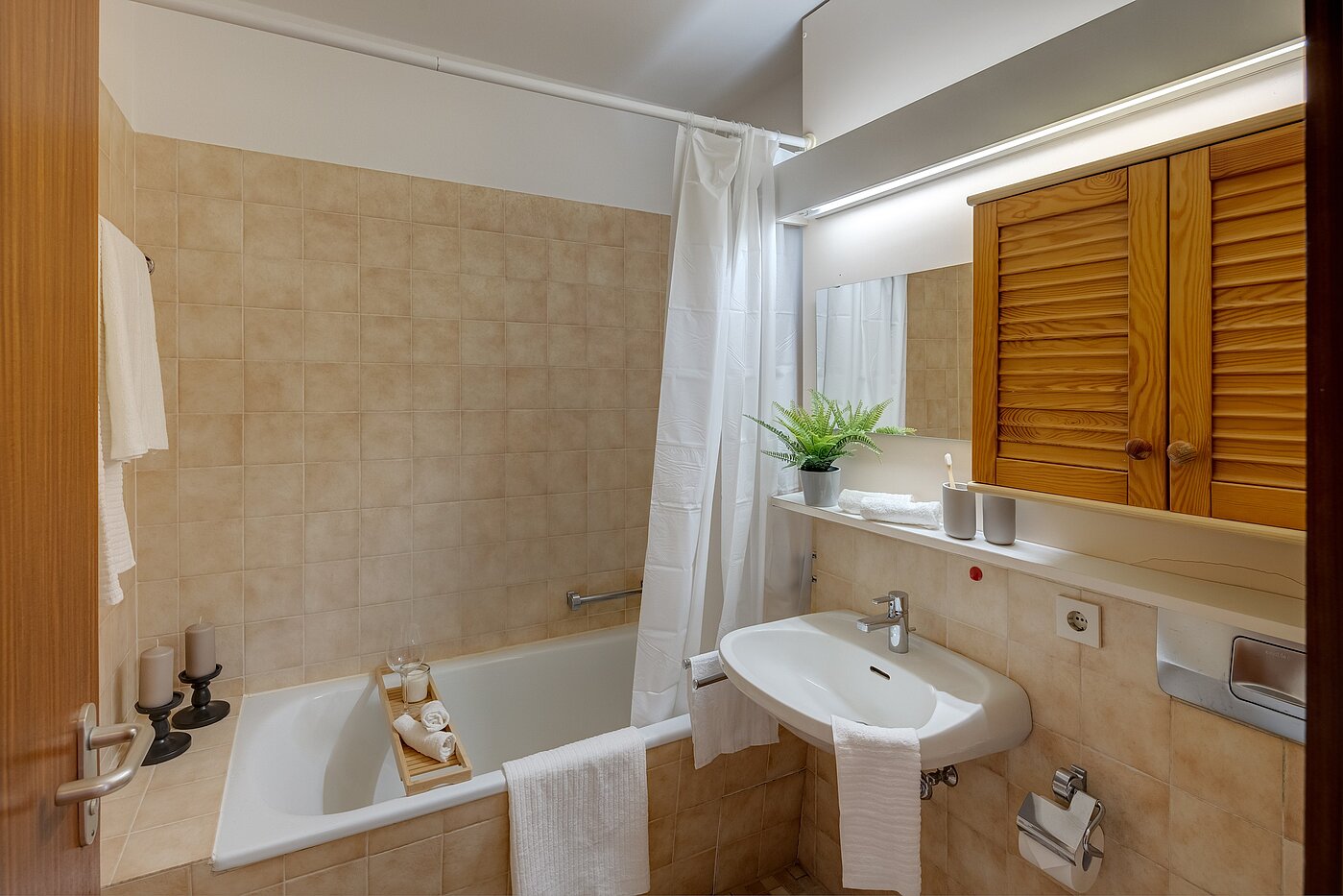 Appartement avec 1 pièce | Starnberg | 2202ML2 | Das helle Wannenbad