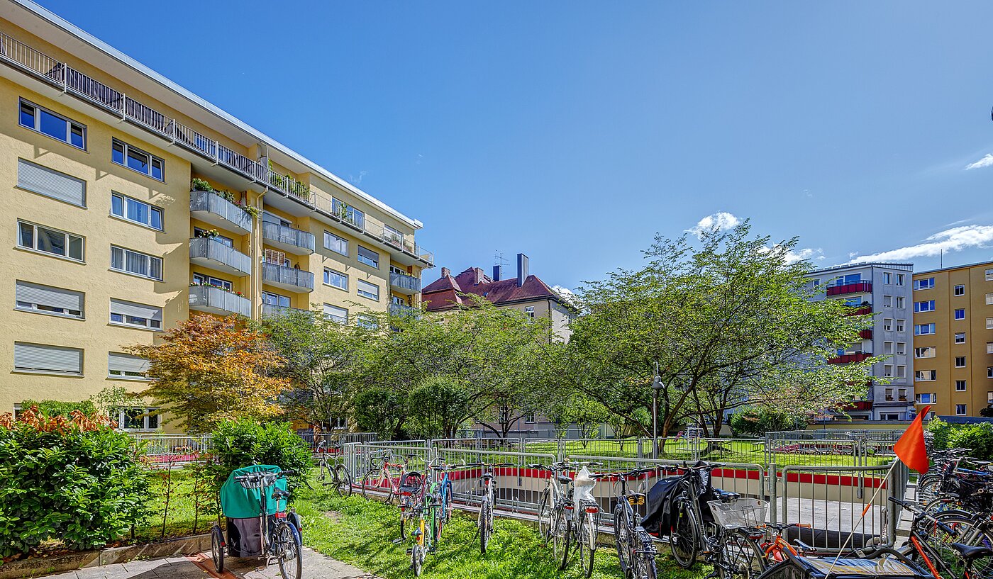 Apartment avec 1 pièce | München-Schwabing | 70198 | ...Innenhof im Sommer