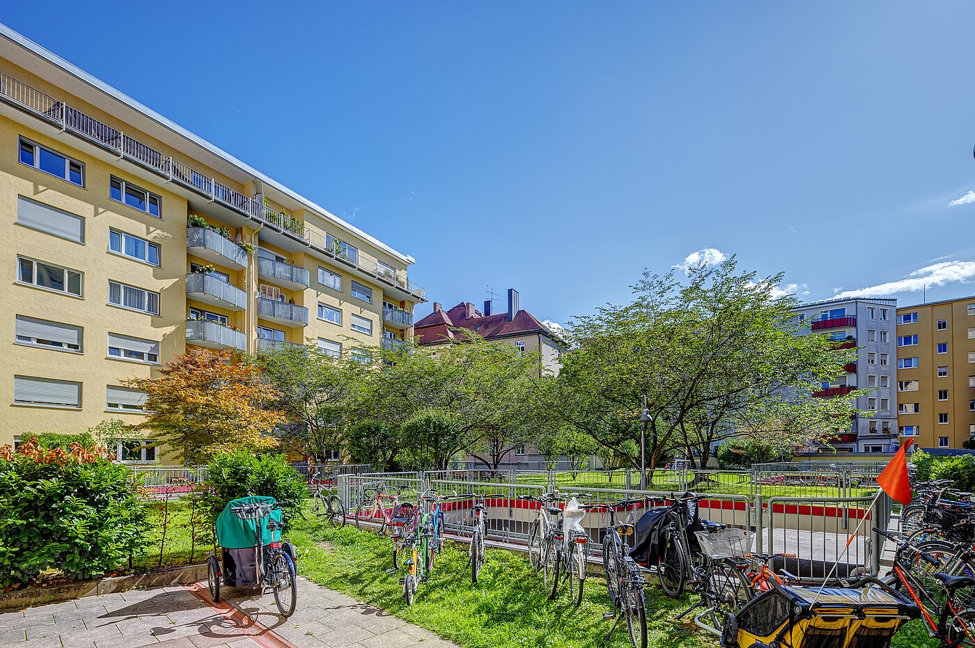Apartment avec 1 pièce | München-Schwabing | 70198 | ...Innenhof im Sommer