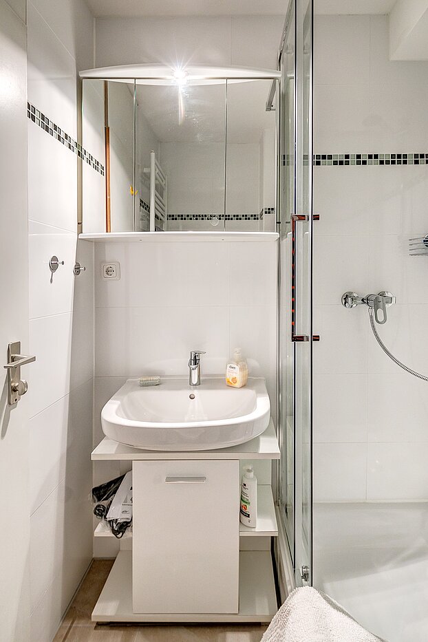 Appartement avec 1 pièce | München-Berg am Laim | 2207ML6 | Weiß gefliestes Bad...