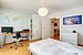 mit Arbeitsplatz