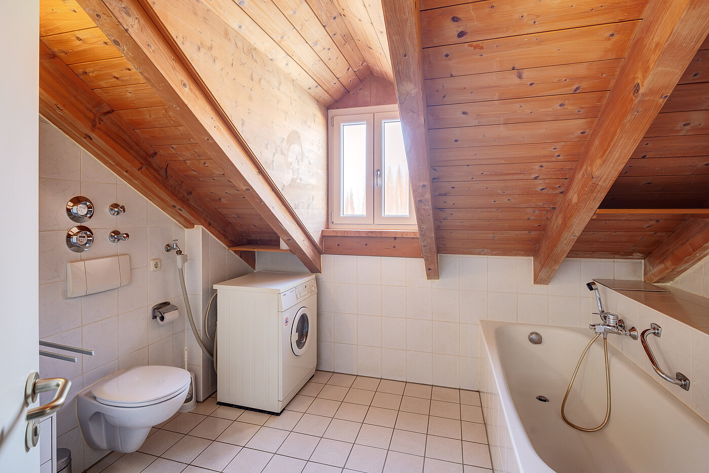 Appartement au dernier étage avec 2 pièces | 70314 | Bad