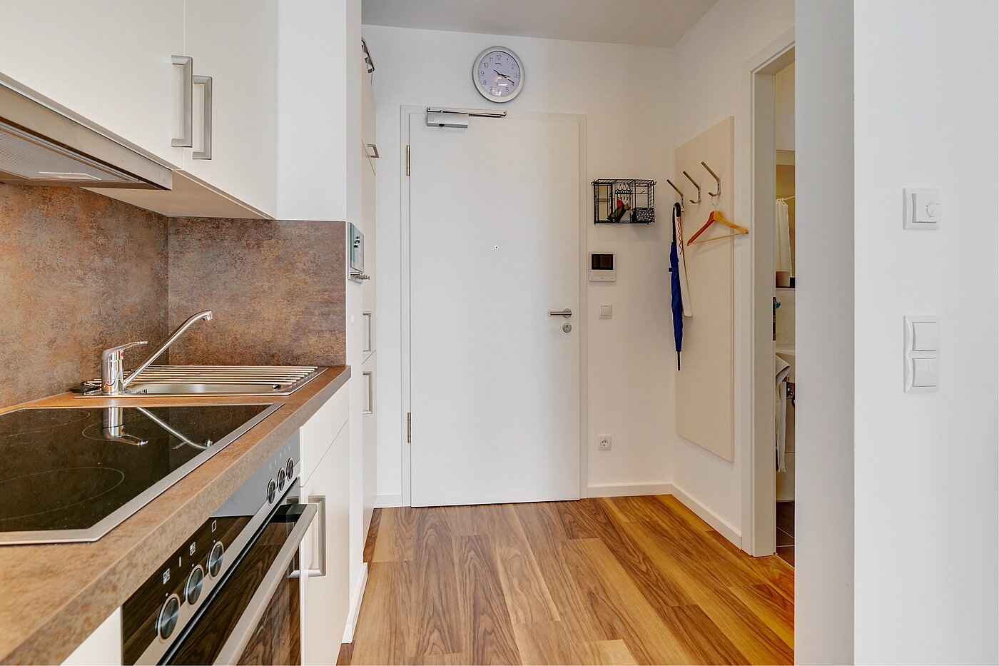 Appartement au rez-de-chaussée avec 1 pièce | München-Milbertshofen | 2202ML8 | Eingangsbereich und Bad