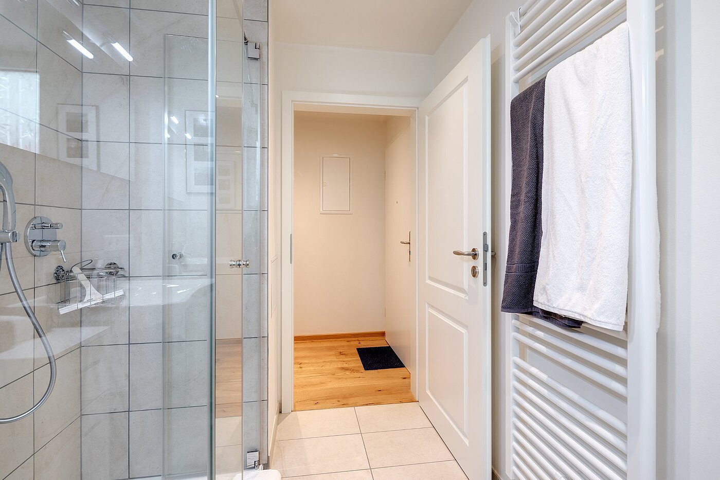 Appartement avec 2 pièces | München-Maxvorstadt | 2107ML5 | Dusche und Handtuchheizkörper