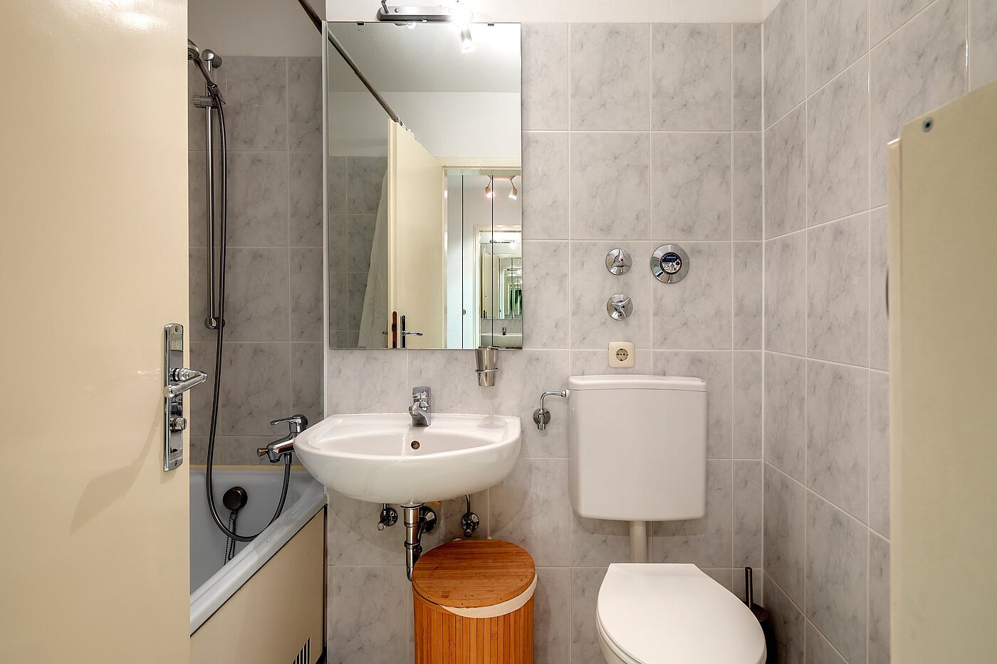 Appartement au rez-de-chaussée avec 1 pièce | München-Neuhausen | 1911ML9 | Bad mit Wanne