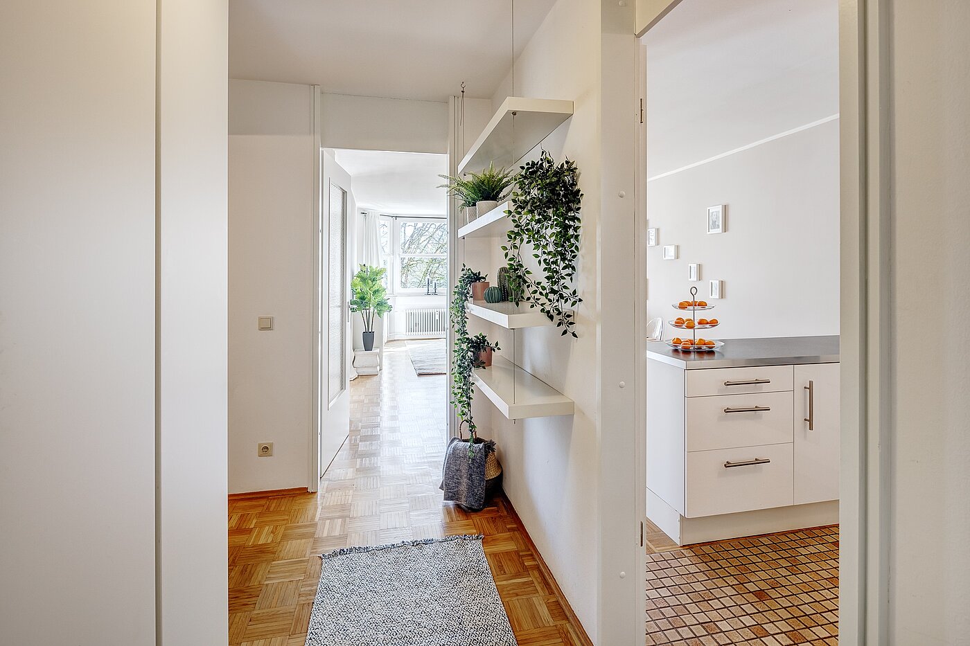 Appartement avec 1.5 pièces | München-Bogenhausen | 2203ML2 | Eingangsbereich mit Blick Richtung Wohnzimmer und Küche