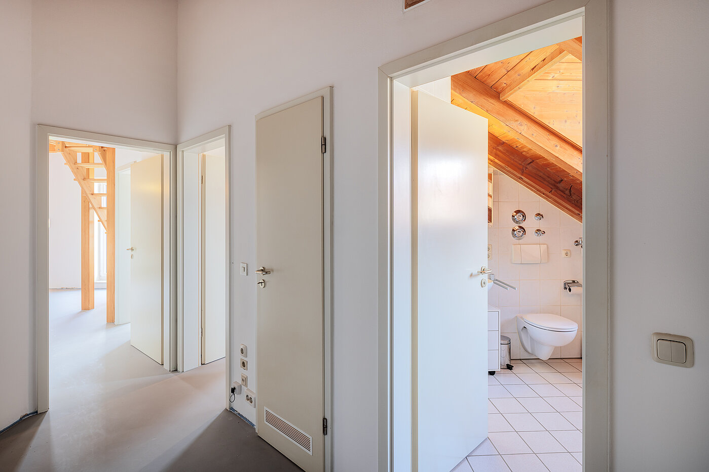 Appartement au dernier étage avec 2 pièces | 70314 | Flur