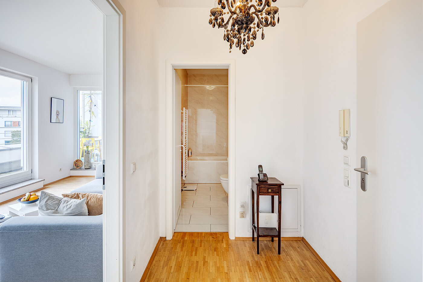 Appartement avec 2 pièces | München-Schwabing | 70153 | ...und Blickrichtung Wohnzimmer und Bad