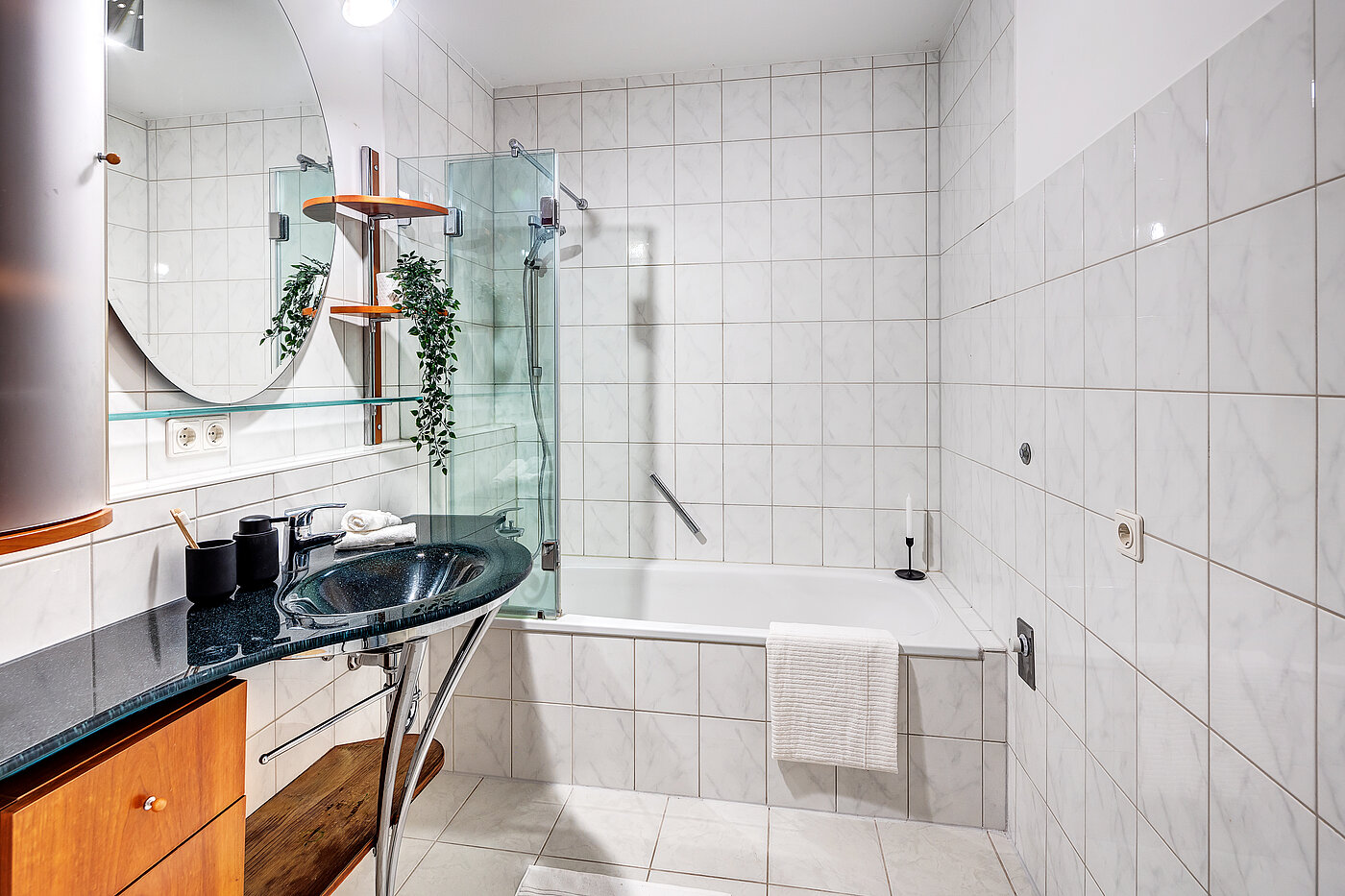 Appartement au rez-de-chaussée avec 2.5 pièces | 70018 | ...Badewanne