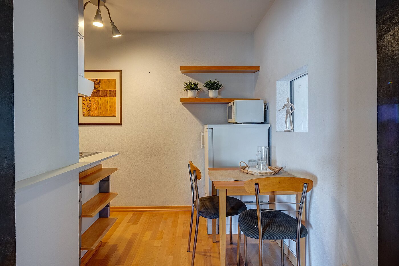Appartement avec 1 pièce | München-Schwabing | 2109ML1 | bietet einen kleinen Esstisch