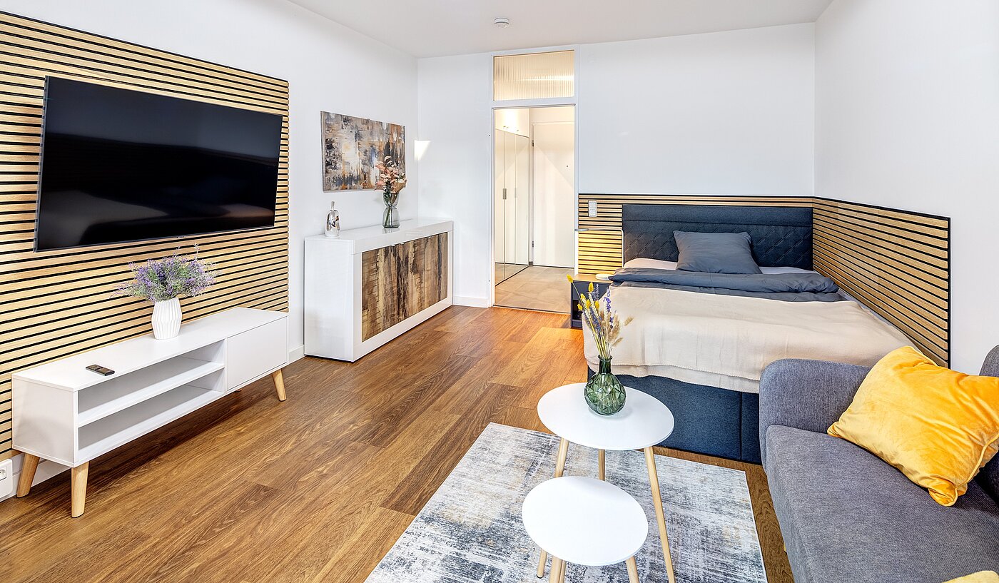 Apartment avec 1 pièce | München-Milbertshofen | 70183 | Mit Couch und Flatscreen