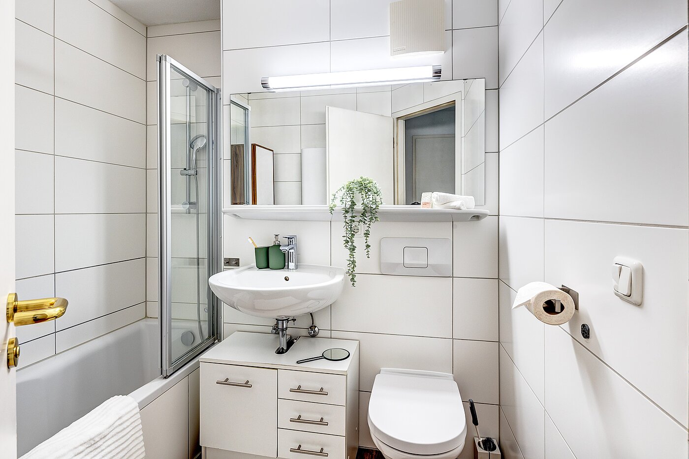 Appartement avec 2 pièces | München-Schwabing | 2205ML71 | Das Wannenbad, deckenhoch gefliest...