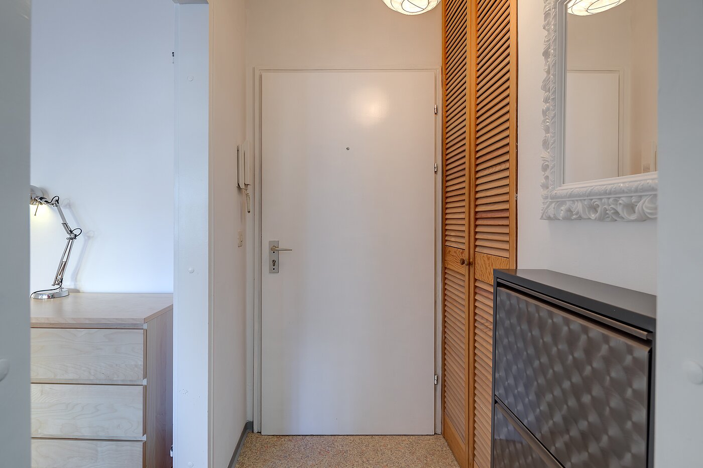 Appartement avec 1 pièce | München-Neuhausen | 2301ML8 | Flur mit Garderobenschrank