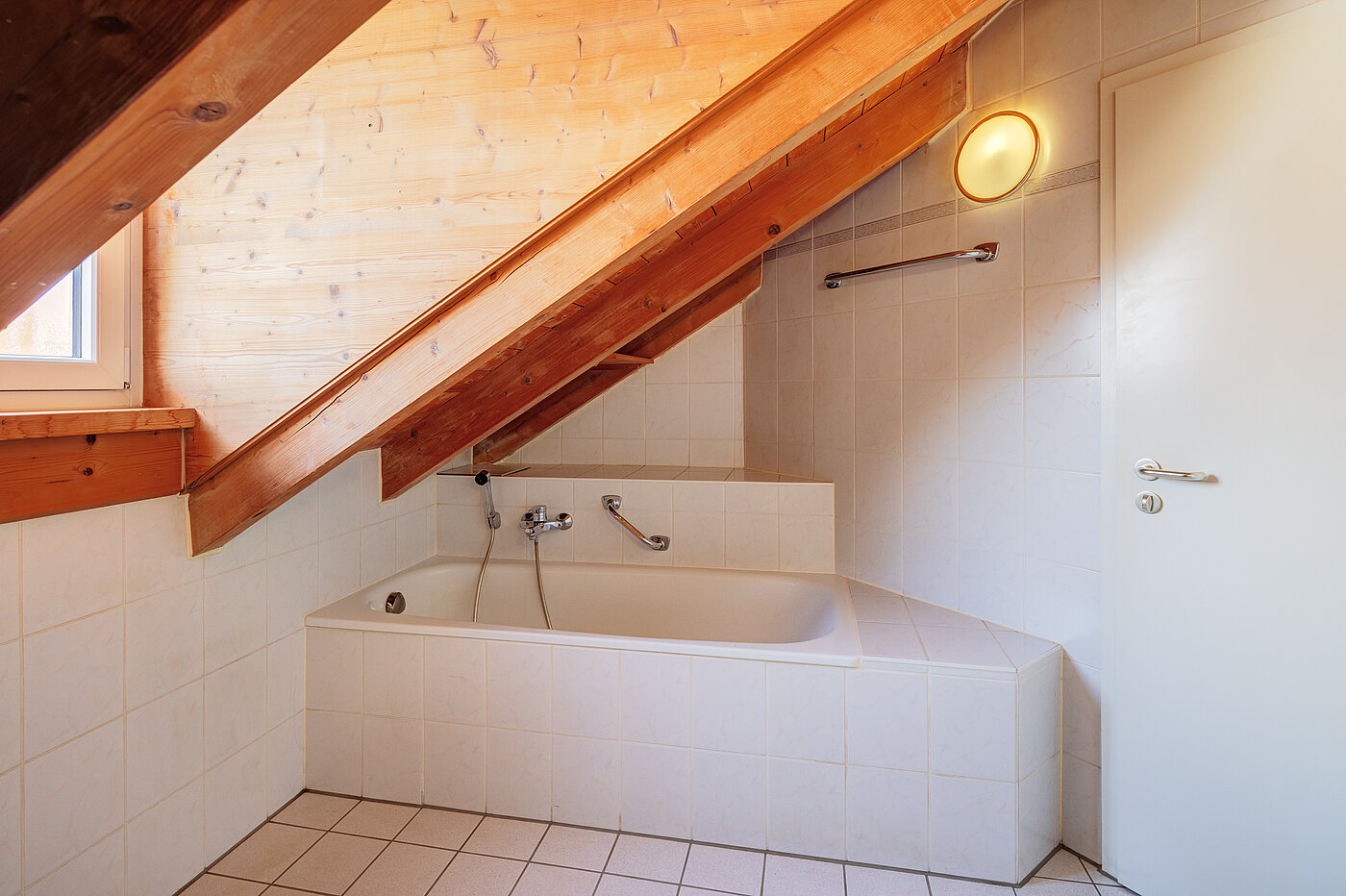 Appartement au dernier étage avec 2 pièces | 70314 | Bad