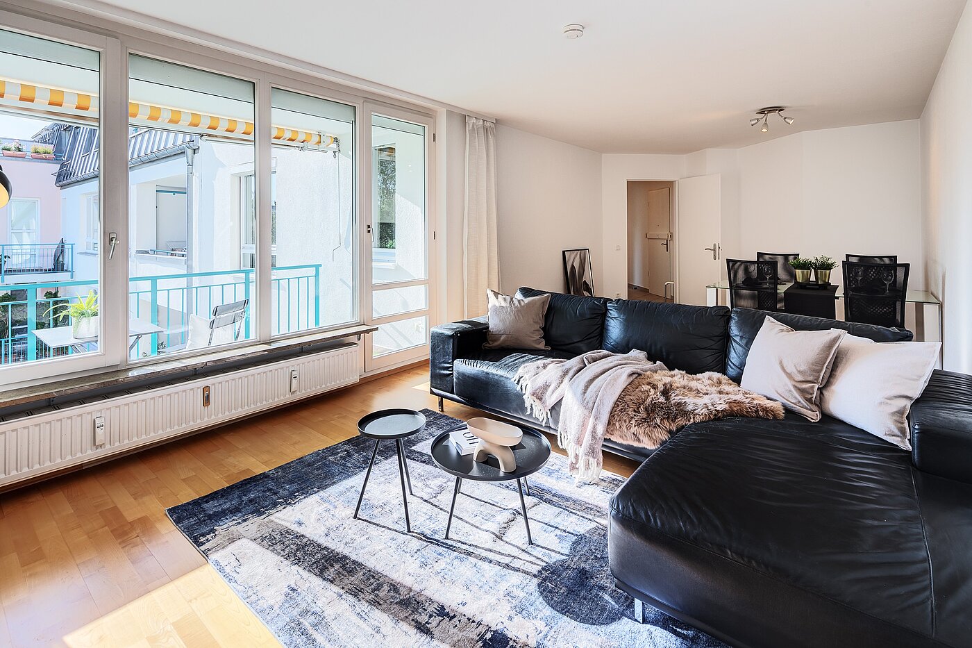Appartement avec 3 pièces | München-Oberföhring | 70246 | Großzügiges Wohnzimmer mit Zugang zur Loggia