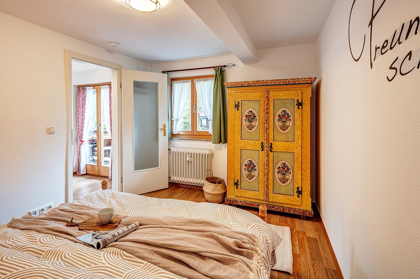 Appartement au dernier étage avec 2 pièces | Bad Wiessee | 70017 | ...und altem Bauernschrank.