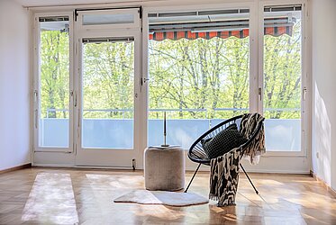 Bogenhausen : appartement de 3,5 pièces adapté aux seniors, dans un cadre verdoyant et au cœur de la ville (disponible)