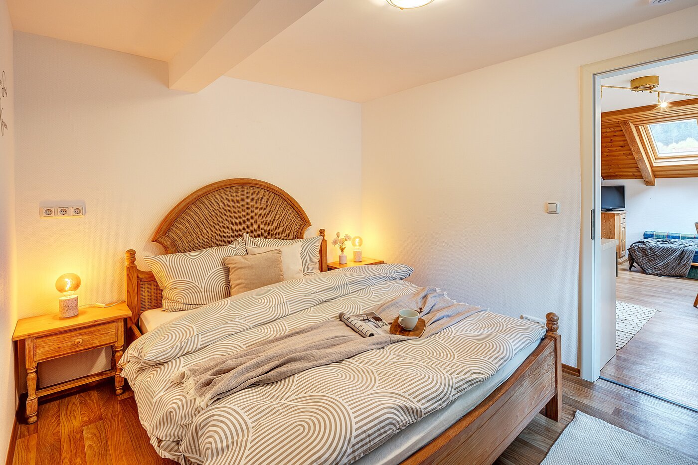 Appartement au dernier étage avec 2 pièces | Bad Wiessee | 70017 | ...mit großzügigem Bett...