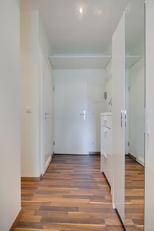 Appartement au rez-de-chaussée avec 4 pièces | München-Neuhausen | 70471 | Flur mit viel Stauraum