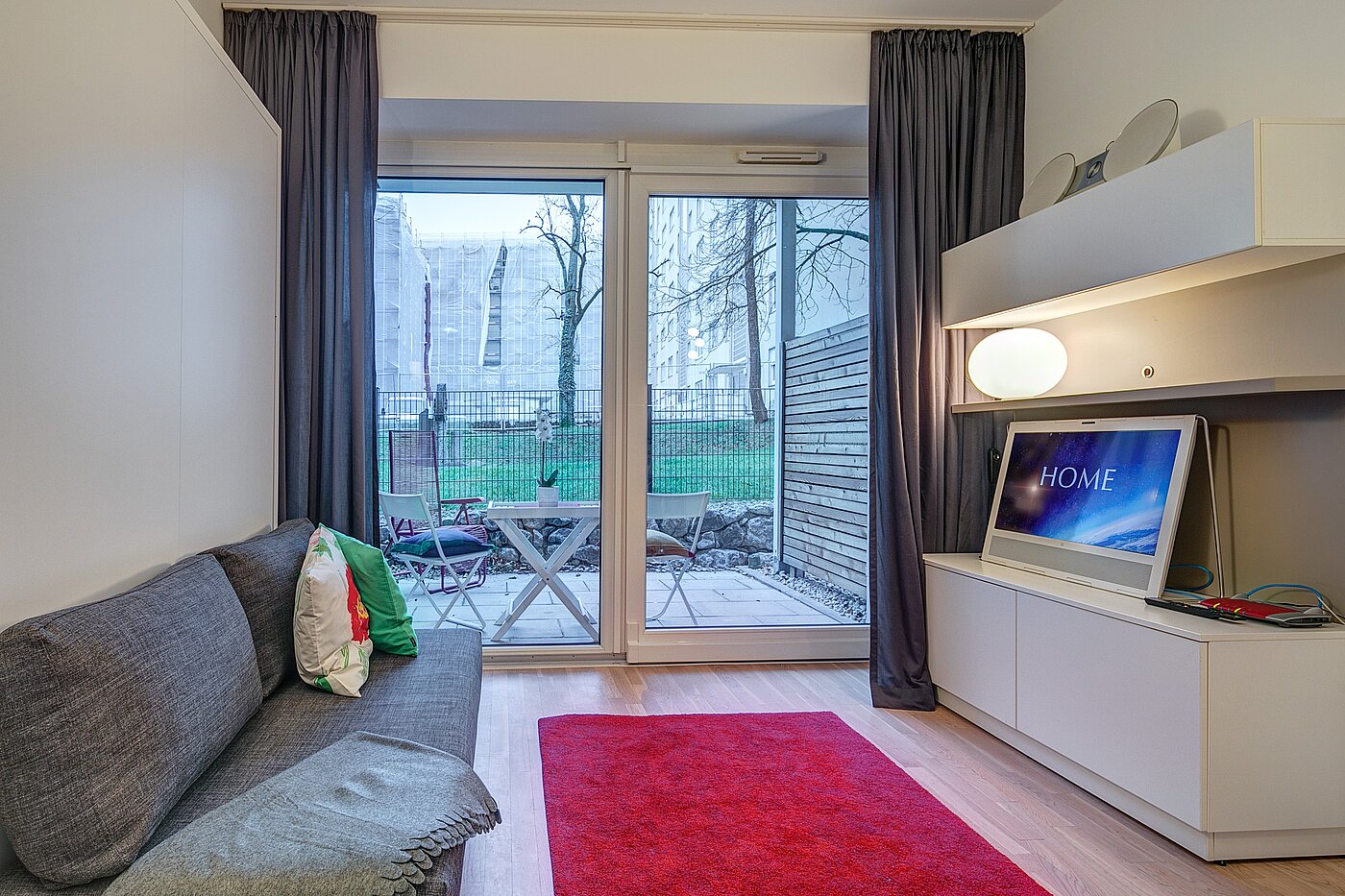 Appartement au rez-de-chaussée avec 1 pièce | München-Bogenhausen | 2301ML3 | Wohnbereich mit großen Fenstern