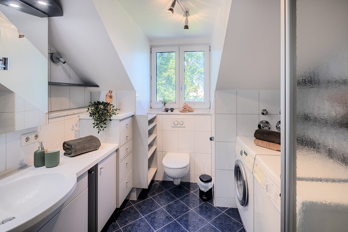 Appartement au dernier étage avec 3 pièces | 70501 | Badezimmer mit