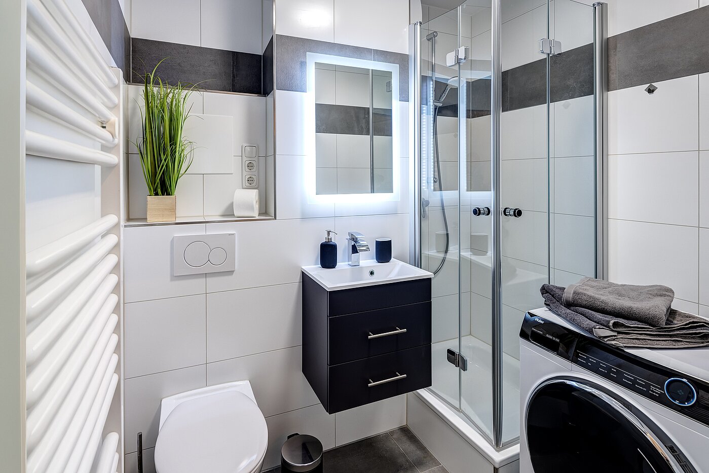 Apartment avec 1 pièce | München-Milbertshofen | 70183 | Badezimmer mit Waschtrockner
